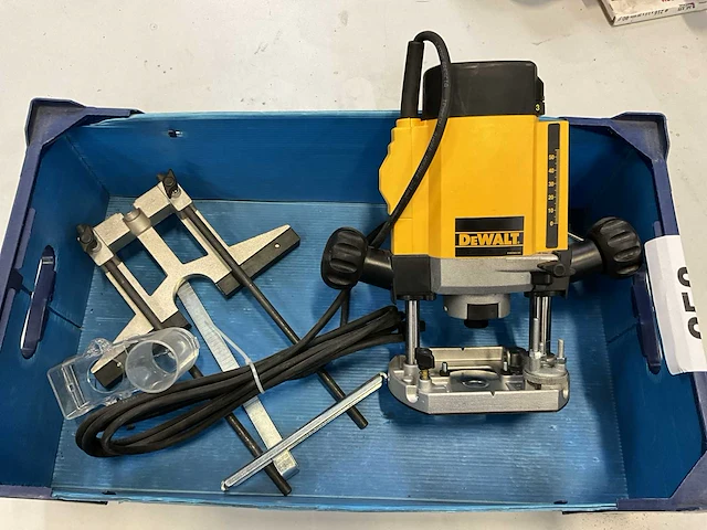 Dewalt dw615 bovenfrees - afbeelding 1 van  3