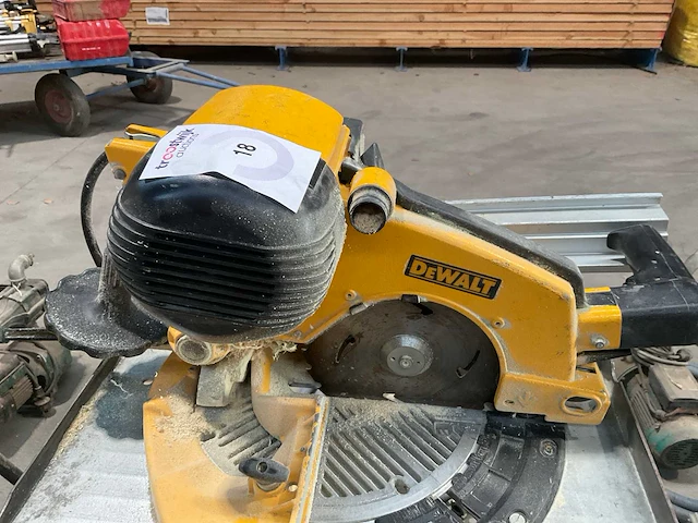 Dewalt dw643 afkortcirkelzaagmachine - afbeelding 3 van  5