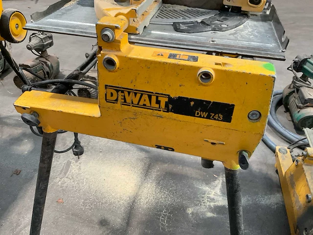 Dewalt dw643 afkortcirkelzaagmachine - afbeelding 5 van  5