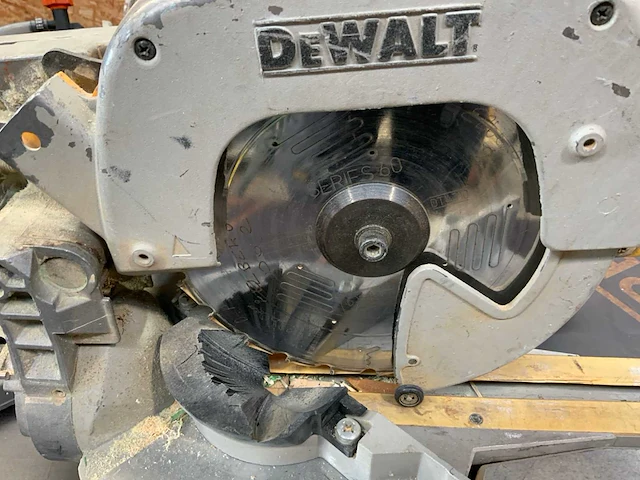 Dewalt dw707 afkortcirkelzaagmachine - afbeelding 5 van  6