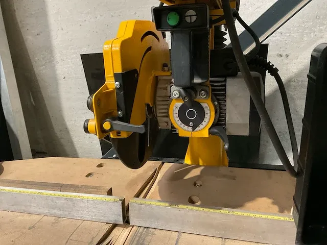 Dewalt dw722kn radiaalafkortzaagmachine - afbeelding 6 van  8