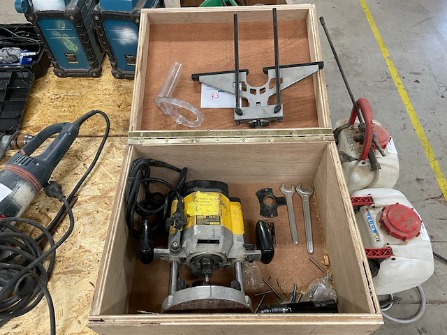 Dewalt freesmachine - afbeelding 1 van  4