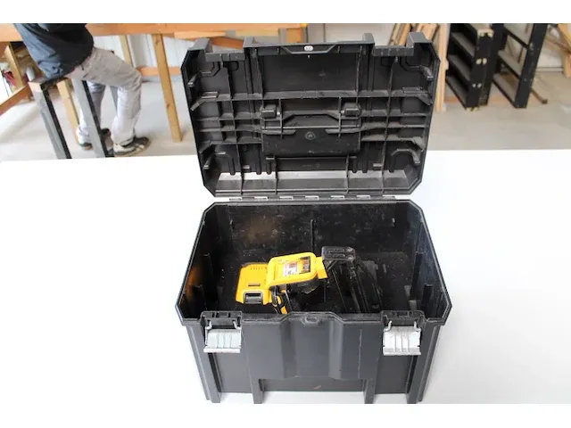 Dewalt schietpistool - afbeelding 1 van  4
