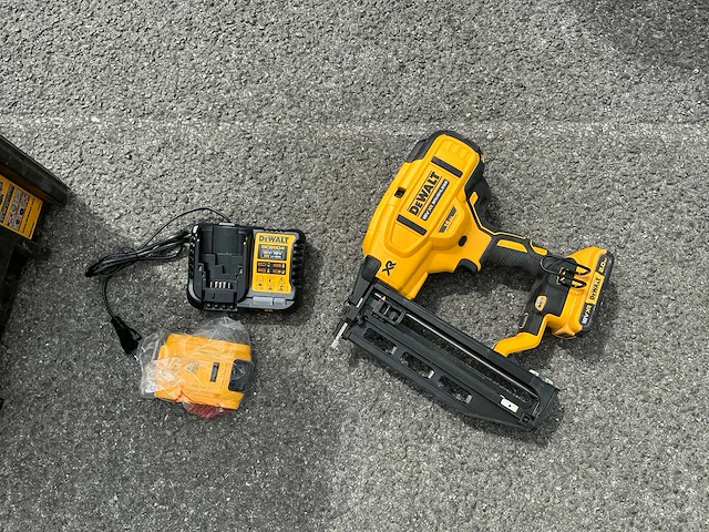 Dewalt xr tacker - afbeelding 2 van  4