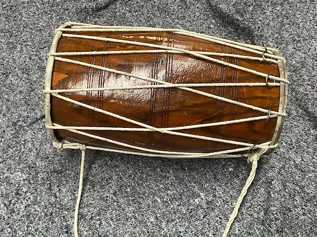 Dholak, afm plm dia 24 x 41cm - afbeelding 1 van  3