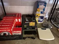 Diaprojector, dia’s magazijnen en divers elektro. 18 stuks - afbeelding 1 van  5