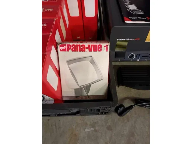 Diaprojector, dia’s magazijnen en divers elektro. 18 stuks - afbeelding 5 van  5