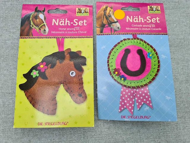 Die spiegelburg - naaiset paardenhoofd en medaille - afbeelding 3 van  3