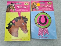 Die spiegelburg - naaiset paardenhoofd en medaille - afbeelding 3 van  3
