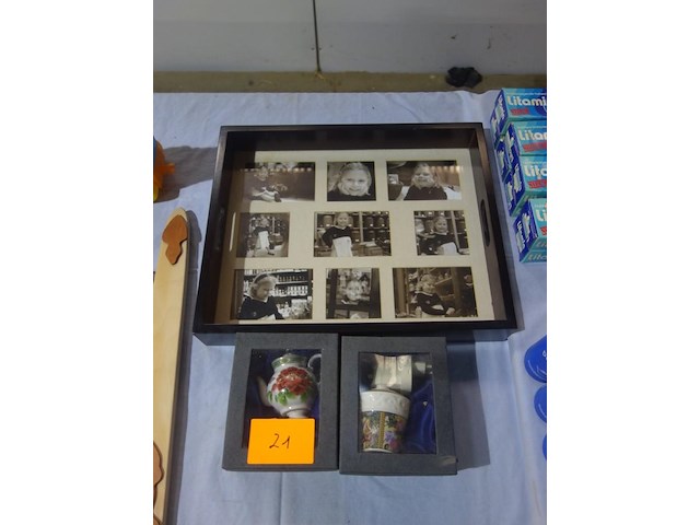 Dienblad met fotokaders en plug-in porseleinen potjes - afbeelding 1 van  2