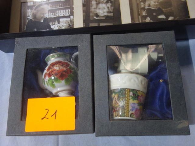 Dienblad met fotokaders en plug-in porseleinen potjes - afbeelding 2 van  2