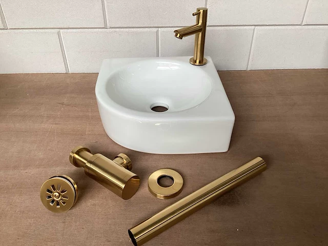Differnz cleo ceramic toiletfontein met messing accessoires - afbeelding 1 van  6