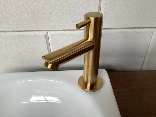 Differnz cleo ceramic toiletfontein met messing accessoires - afbeelding 4 van  6