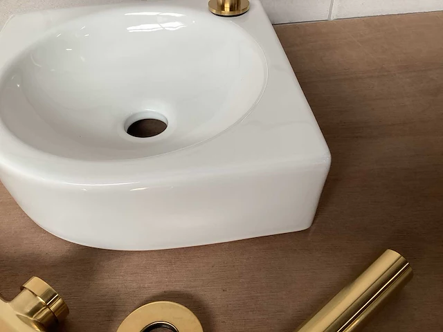 Differnz cleo ceramic toiletfontein met messing accessoires - afbeelding 5 van  6
