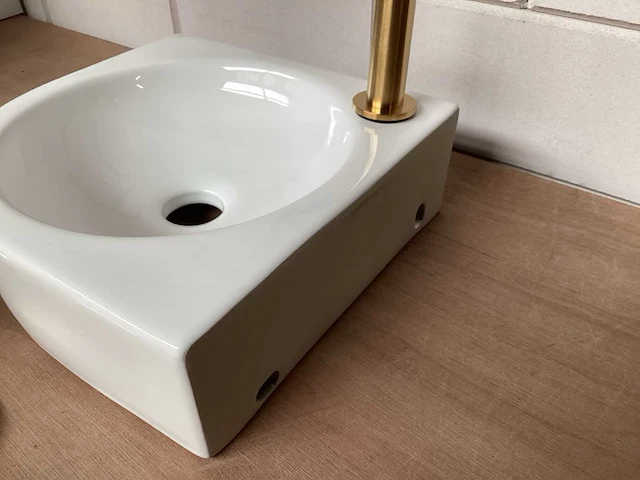 Differnz cleo ceramic toiletfontein met messing accessoires - afbeelding 6 van  6