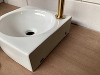 Differnz cleo ceramic toiletfontein met messing accessoires - afbeelding 6 van  6