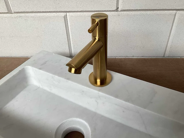 Differnz flat marble toiletfontein met messing accessoires - afbeelding 2 van  6