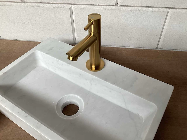 Differnz flat marble toiletfontein met messing accessoires - afbeelding 5 van  6