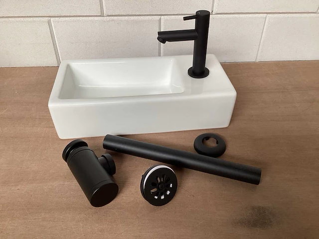 Differnz helios ceramic toiletfontein met zwarte accessoires - afbeelding 1 van  6