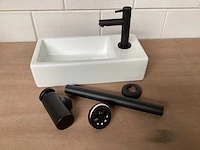 Differnz helios ceramic toiletfontein met zwarte accessoires - afbeelding 1 van  6