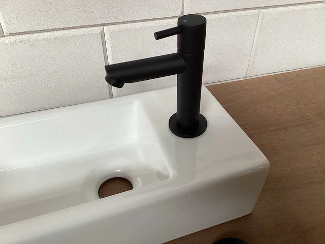 Differnz helios ceramic toiletfontein met zwarte accessoires - afbeelding 3 van  6