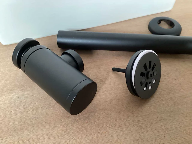 Differnz helios ceramic toiletfontein met zwarte accessoires - afbeelding 2 van  6