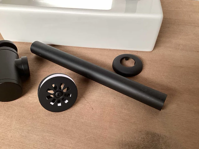 Differnz helios ceramic toiletfontein met zwarte accessoires - afbeelding 4 van  6