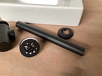 Differnz helios ceramic toiletfontein met zwarte accessoires - afbeelding 4 van  6