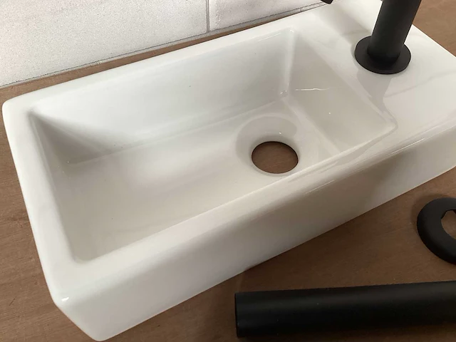Differnz helios ceramic toiletfontein met zwarte accessoires - afbeelding 5 van  6