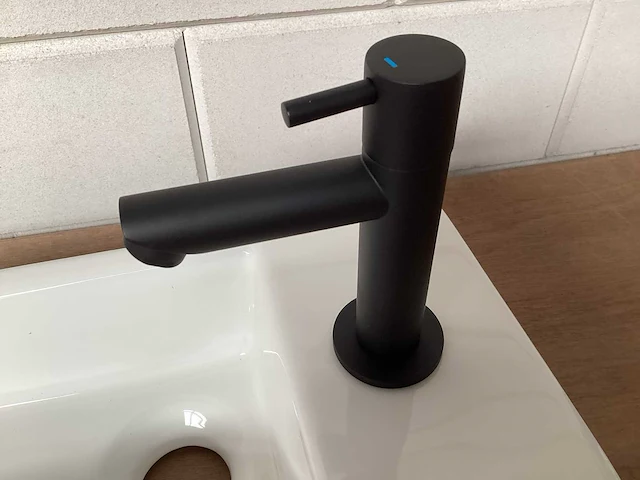 Differnz helios ceramic toiletfontein met zwarte accessoires - afbeelding 6 van  6