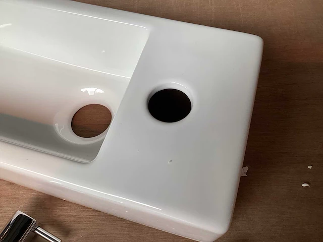 Differnz helios wastafel wit keramiek met chroom garnituur - afbeelding 2 van  4