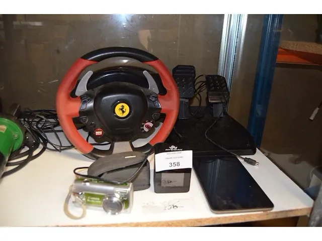Digitaal fototoestel canon, tablet, co2 meter ayewau, racing stuur met pedalen thrustmaster - afbeelding 1 van  10