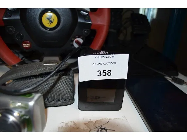Digitaal fototoestel canon, tablet, co2 meter ayewau, racing stuur met pedalen thrustmaster - afbeelding 4 van  10