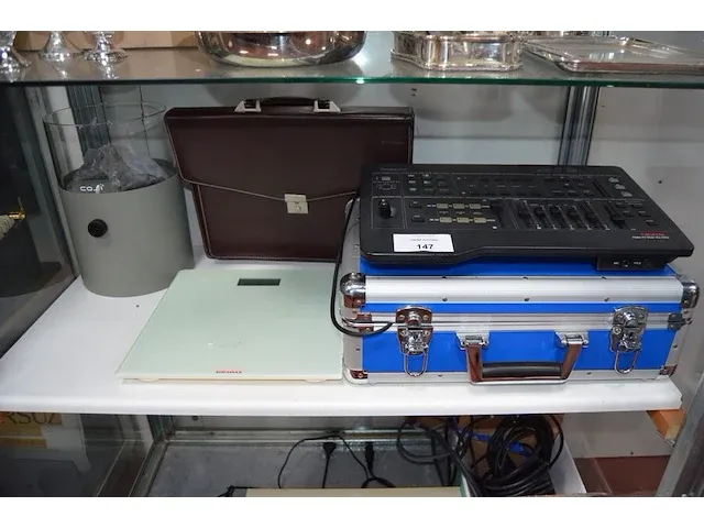 Digitale av-mixer panasonic wj-ave5 , personenweegschaal soehnle, lederen aktetas, gaslantaarn cosi - afbeelding 1 van  8