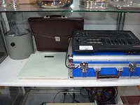Digitale av-mixer panasonic wj-ave5 , personenweegschaal soehnle, lederen aktetas, gaslantaarn cosi - afbeelding 1 van  8