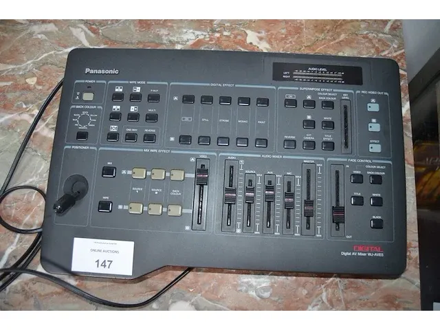 Digitale av-mixer panasonic wj-ave5 , personenweegschaal soehnle, lederen aktetas, gaslantaarn cosi - afbeelding 3 van  8