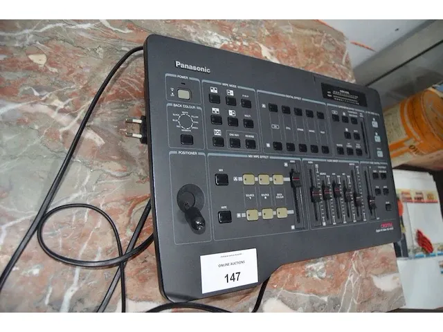 Digitale av-mixer panasonic wj-ave5 , personenweegschaal soehnle, lederen aktetas, gaslantaarn cosi - afbeelding 4 van  8