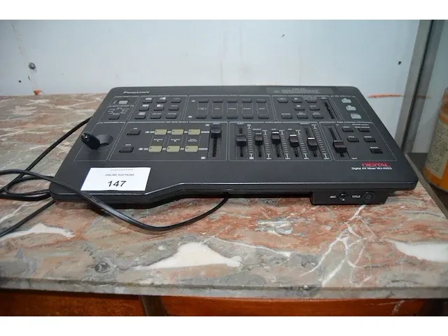 Digitale av-mixer panasonic wj-ave5 , personenweegschaal soehnle, lederen aktetas, gaslantaarn cosi - afbeelding 5 van  8
