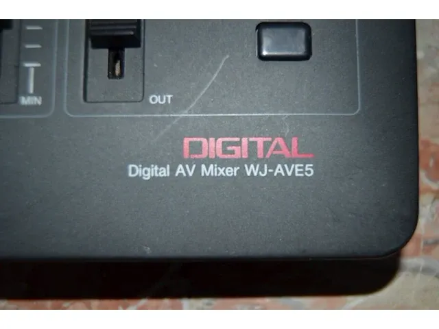 Digitale av-mixer panasonic wj-ave5 , personenweegschaal soehnle, lederen aktetas, gaslantaarn cosi - afbeelding 6 van  8