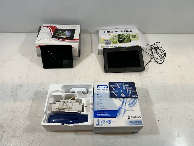 Digitale foto frames + elektrische tandenborstel - afbeelding 1 van  5