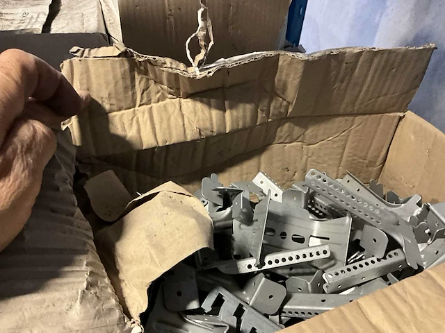 Dingemans beugels bovenhangers bevestigingsmateriaal 2 paletten - afbeelding 10 van  16