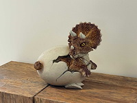 Dino in ei h33cm x l35cm - afbeelding 1 van  2