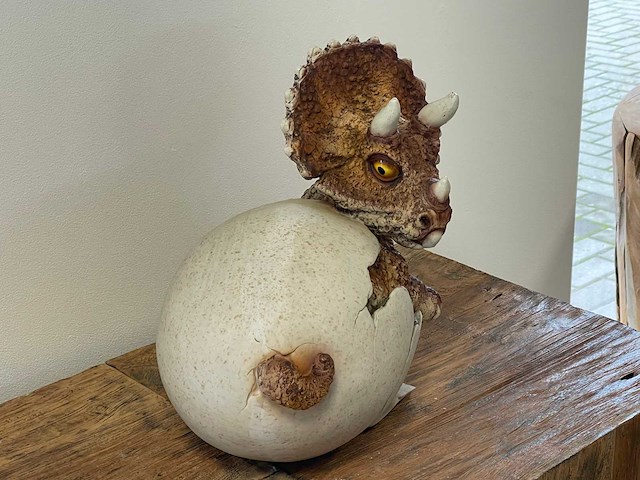 Dino in ei h33cm x l35cm - afbeelding 2 van  2