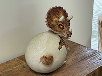 Dino in ei h33cm x l35cm - afbeelding 2 van  2