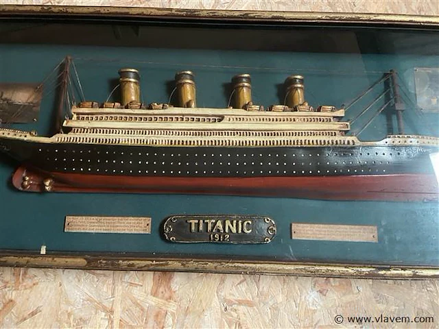 Diorama titanic houten kast - afbeelding 3 van  5