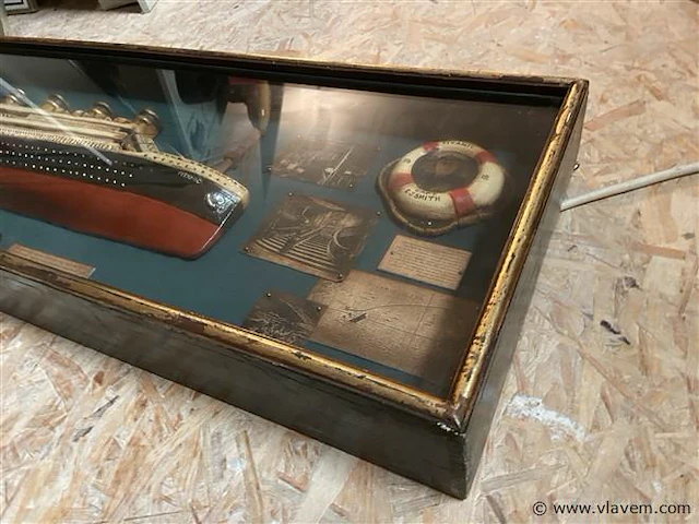 Diorama titanic houten kast - afbeelding 5 van  5