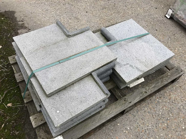 Diorite light satino zwembad hoekstuk met overhangende 180° boord ca. 4,5lm - afbeelding 1 van  2