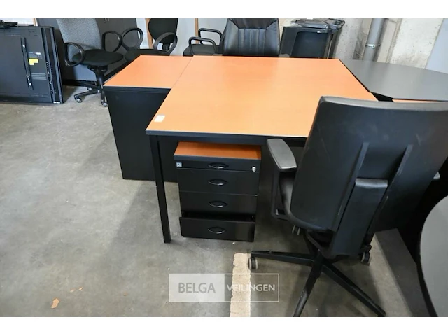 Directiebureel - l-vormig - inclusief 2 bureelstoelen, 1 dossierkast en 1 ladekast - afbeelding 3 van  5