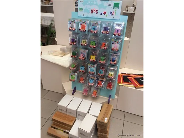 Dispencer met letters + dozen extra letters - afbeelding 1 van  3