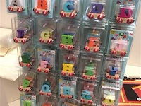 Dispencer met letters + dozen extra letters - afbeelding 2 van  3